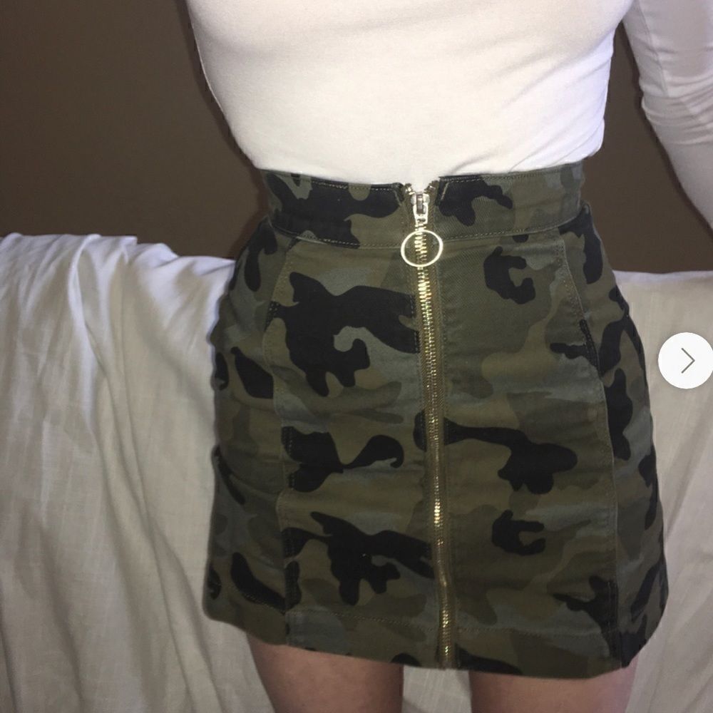 H&M zip up denim camo print skirt - Picture 2 of 4